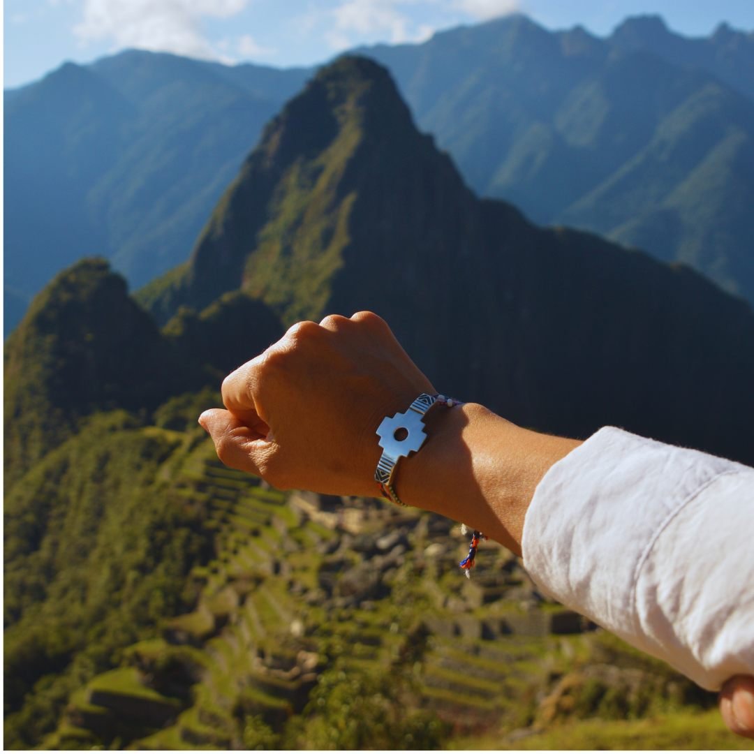 Pulsera de plata con dije de chakana de Bethania Jewelry, foto tomada en Machu Picchu, Perú.